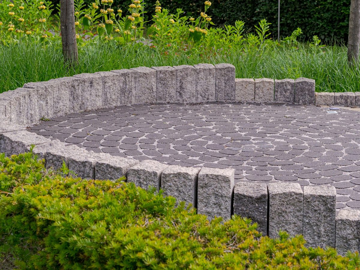 Cirkelvormige bestrating met granieten opsluitband